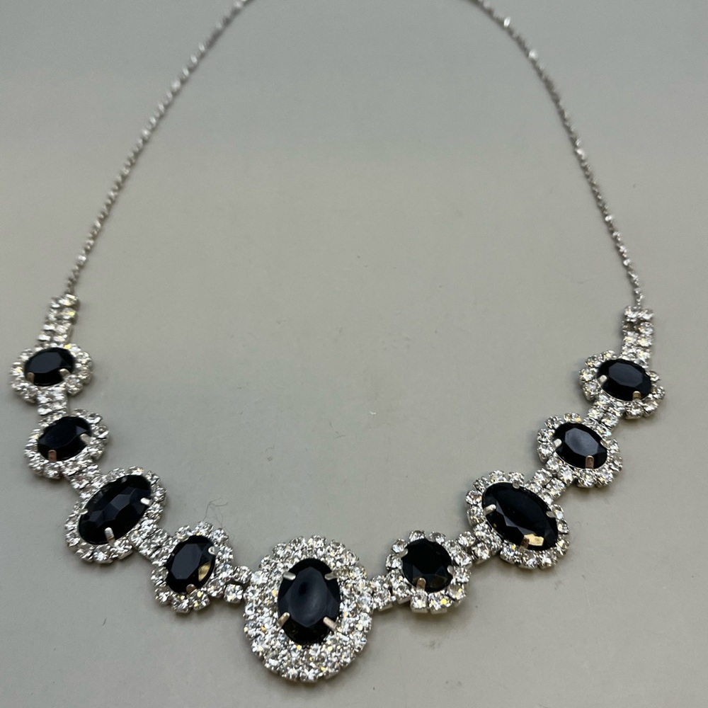 Sophisticated Black and Silver Necklace with Timeless Design
